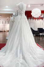 Vestido de novia largo de tul con escote en V, encaje y volantes blancos