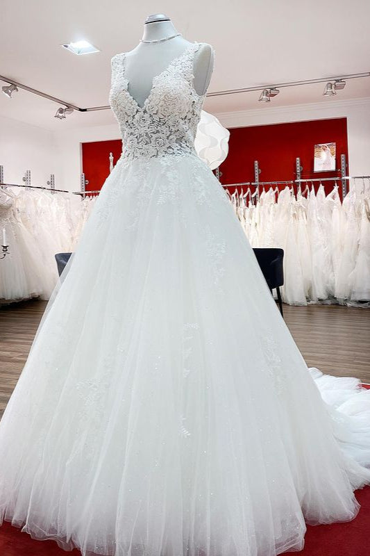 Vestido de novia largo de tul con escote en V, encaje y volantes blancos