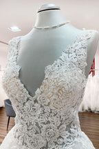 Vestido de novia largo de tul con escote en V, encaje y volantes blancos