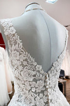 Vestido de novia largo de tul con escote en V, encaje y volantes blancos