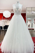 Vestido de novia largo de tul con escote en V, encaje y volantes blancos