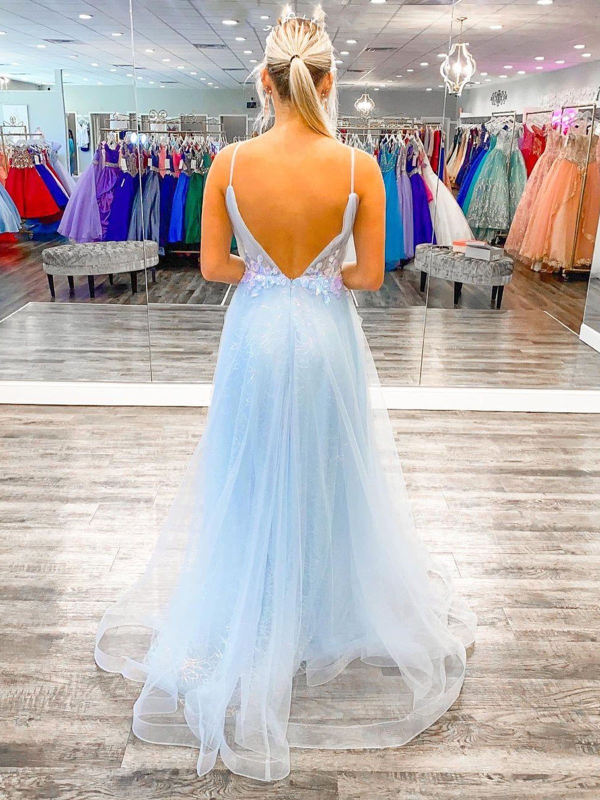 Langes A-Linien-Ballkleid aus Tüll mit V-Ausschnitt und offenem Rücken und Spitzenblumen, himmelblau, formelle Abschluss-Abendkleider