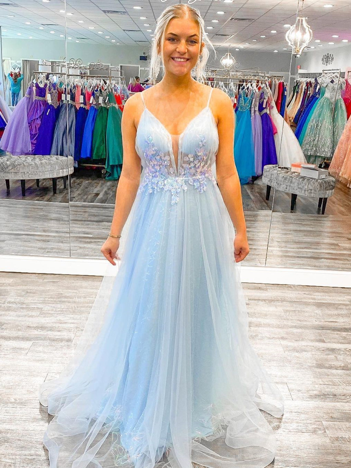 Langes A-Linien-Ballkleid aus Tüll mit V-Ausschnitt und offenem Rücken und Spitzenblumen, himmelblau, formelle Abschluss-Abendkleider
