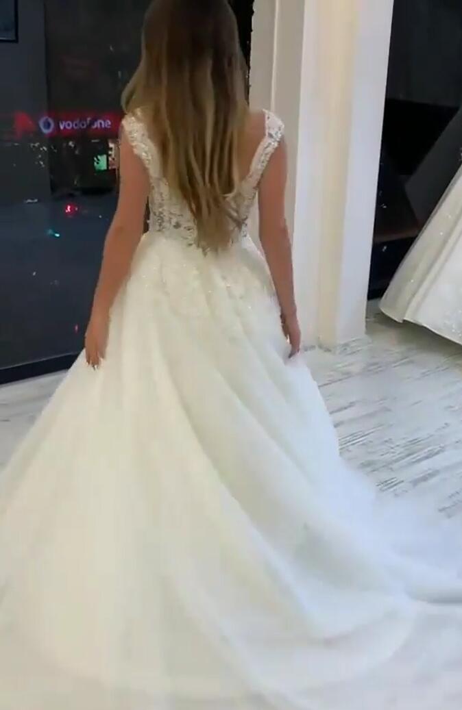 Vestido de Noiva Longo em Linha A com Decote em V, Alças Largas, Aplicações de Renda, Pérolas e Tule