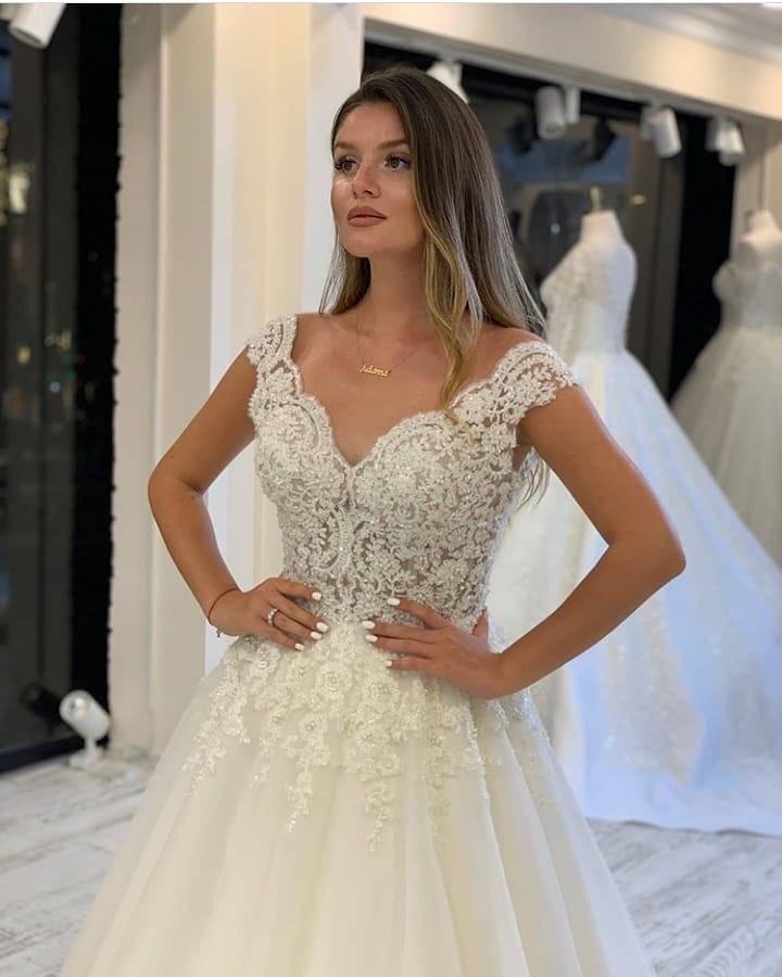 Vestido de Noiva Longo em Linha A com Decote em V, Alças Largas, Aplicações de Renda, Pérolas e Tule