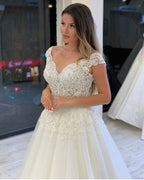 Vestido de Noiva Longo em Linha A com Decote em V, Alças Largas, Aplicações de Renda, Pérolas e Tule