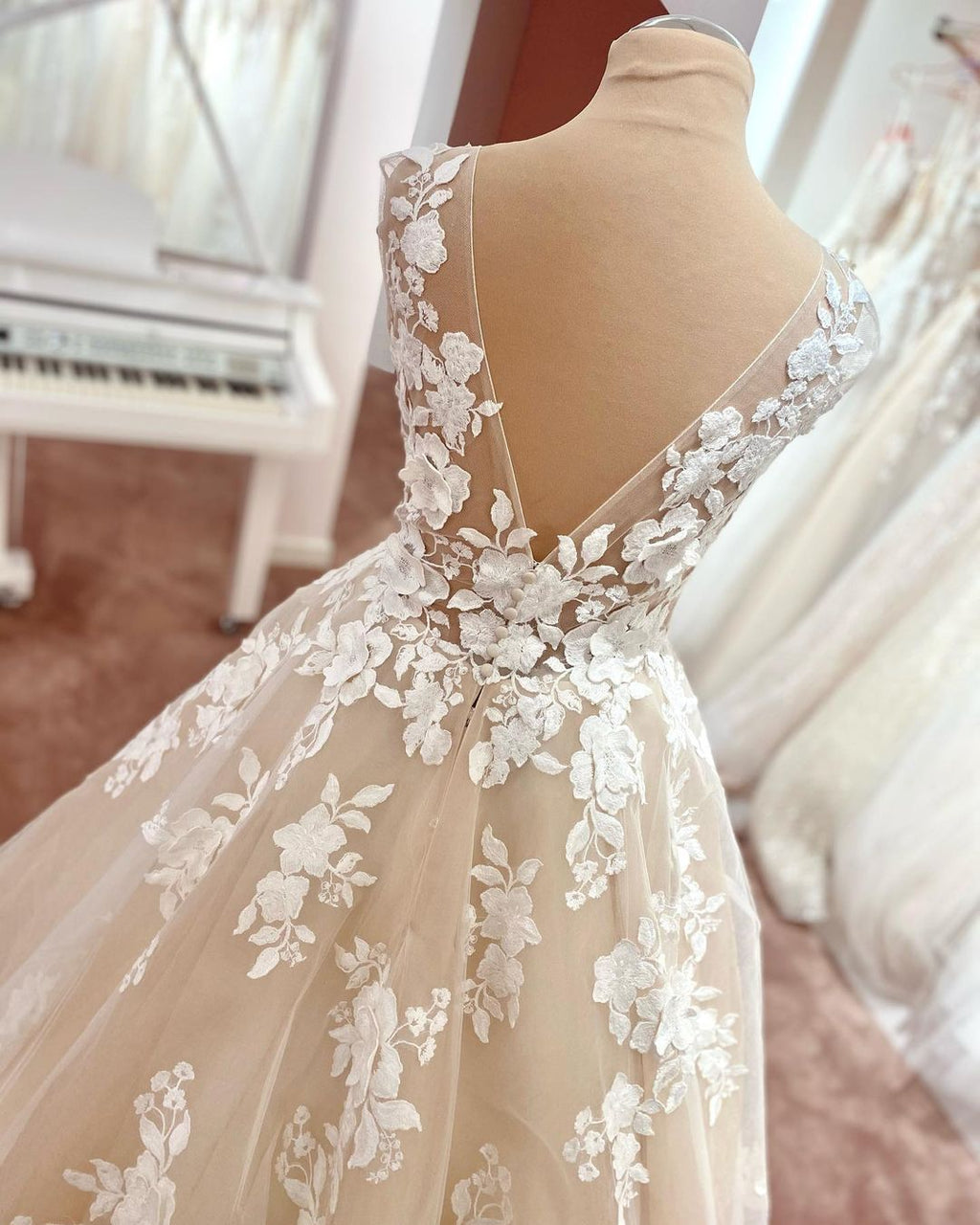 Abito da sposa lungo a linea ad A con scollo a V, spalline larghe, schiena scoperta, applicazioni in pizzo e tulle