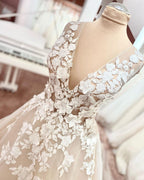Abito da sposa lungo a linea ad A con scollo a V, spalline larghe, schiena scoperta, applicazioni in pizzo e tulle