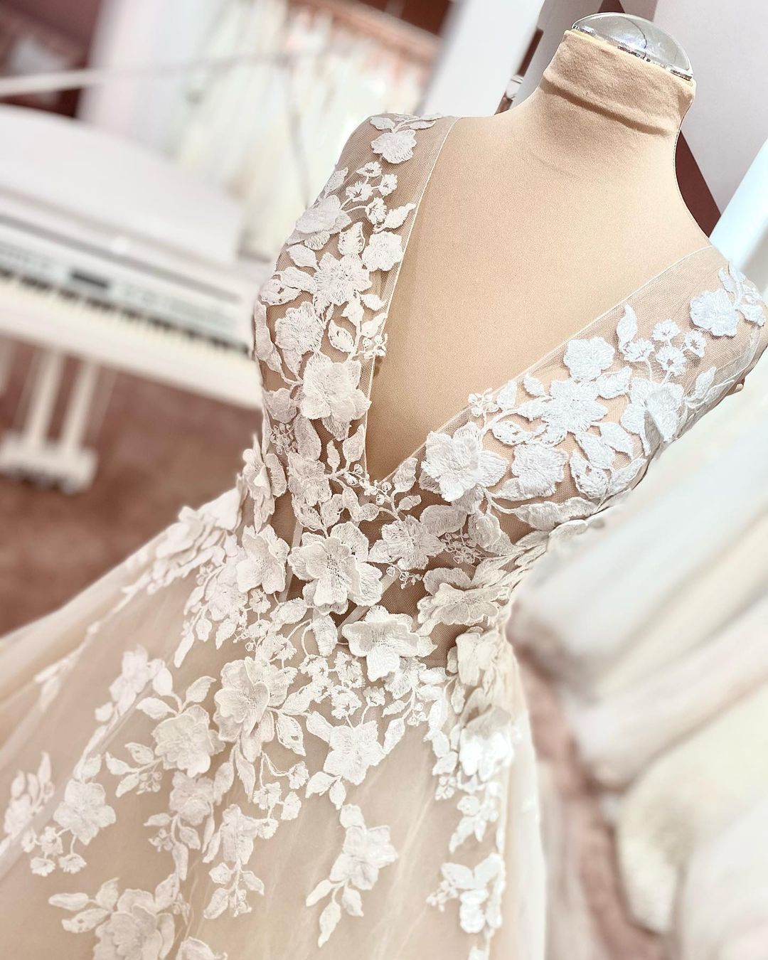 Abito da sposa lungo a linea ad A con scollo a V, spalline larghe, schiena scoperta, applicazioni in pizzo e tulle