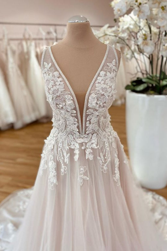 Vestido de novia largo de tul con encaje floral y tirantes anchos en forma de A