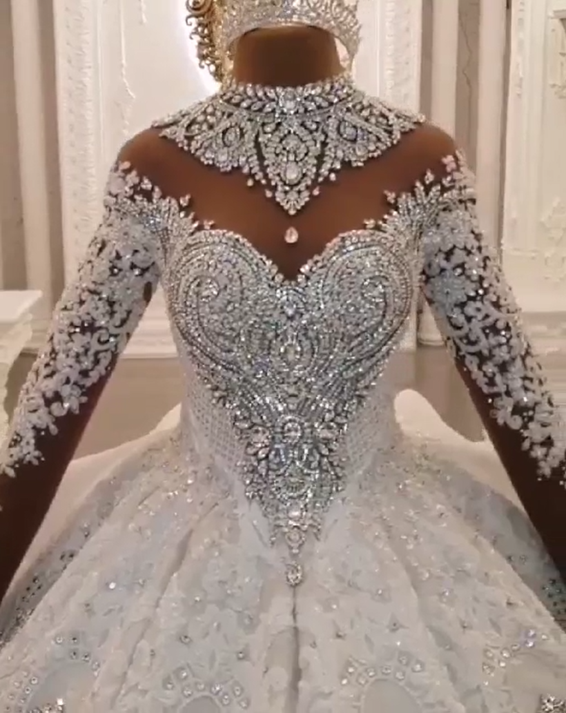 Abito da sposa lungo a palloncino con collo alto, applicazioni scintillanti e maniche in raso