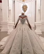 Abito da sposa lungo a palloncino con collo alto, applicazioni scintillanti e maniche in raso