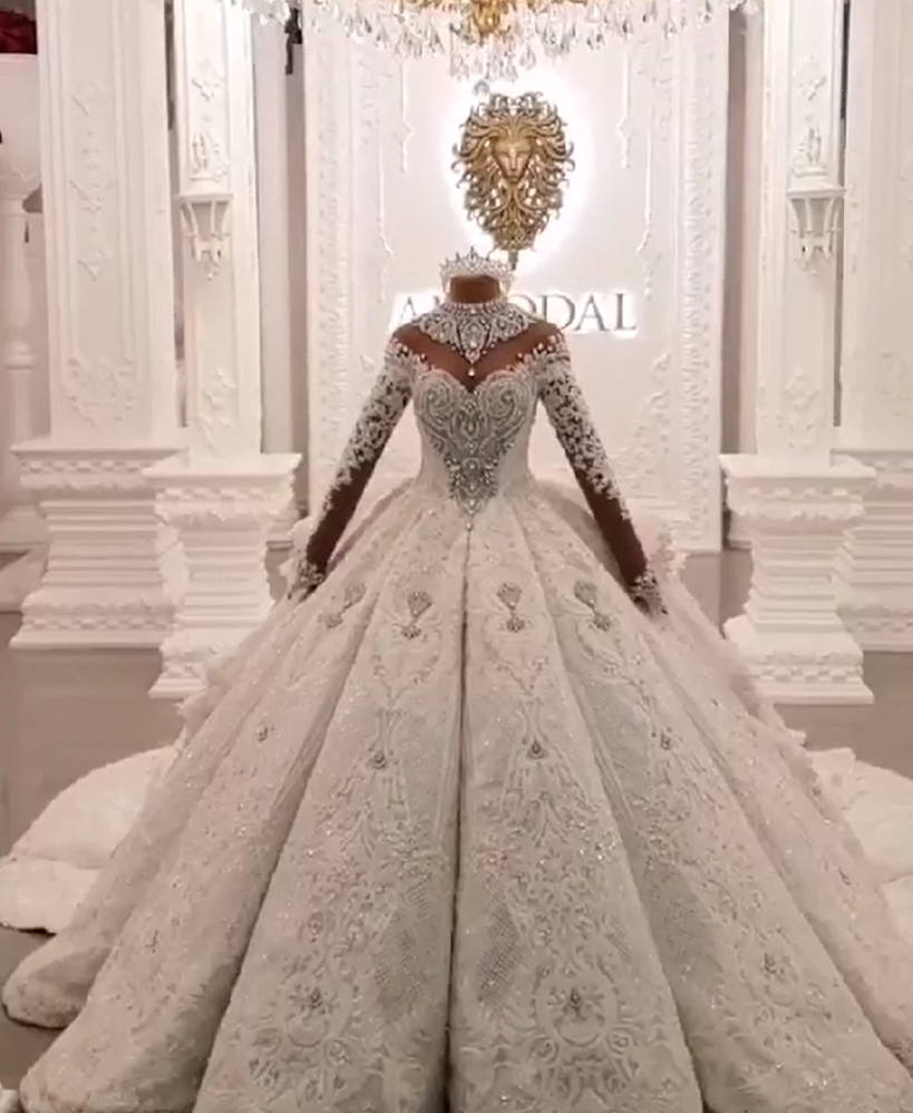 Abito da sposa lungo a palloncino con collo alto, applicazioni scintillanti e maniche in raso