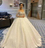 Vestido de Noiva Longo com Corpete Coração, Ombros Descobertos, Costas Nuas, Bordado de Pérolas, Folhos e Tule
