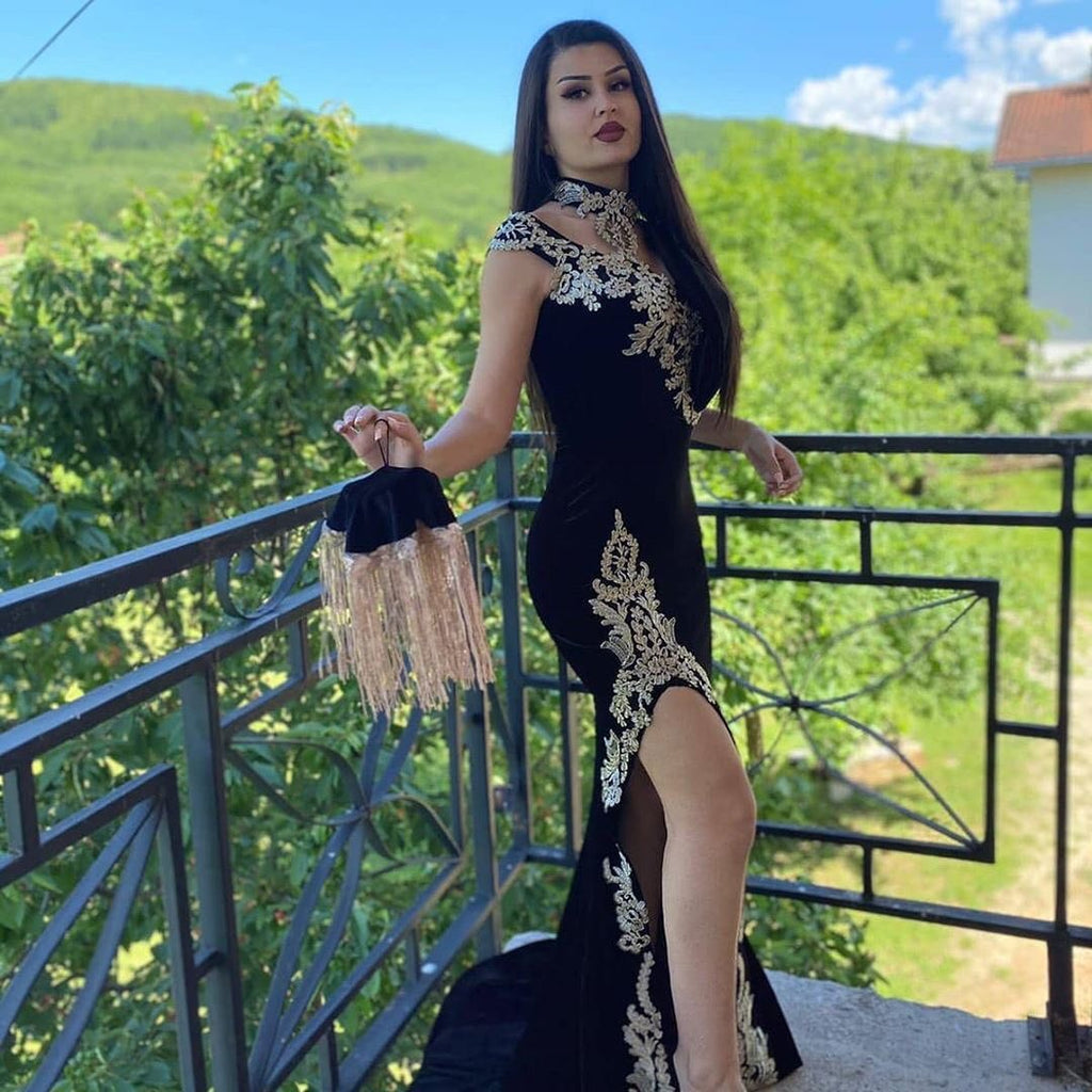 Robe de bal longue noire sirène en velours avec appliques en dentelle et col montant, fendue