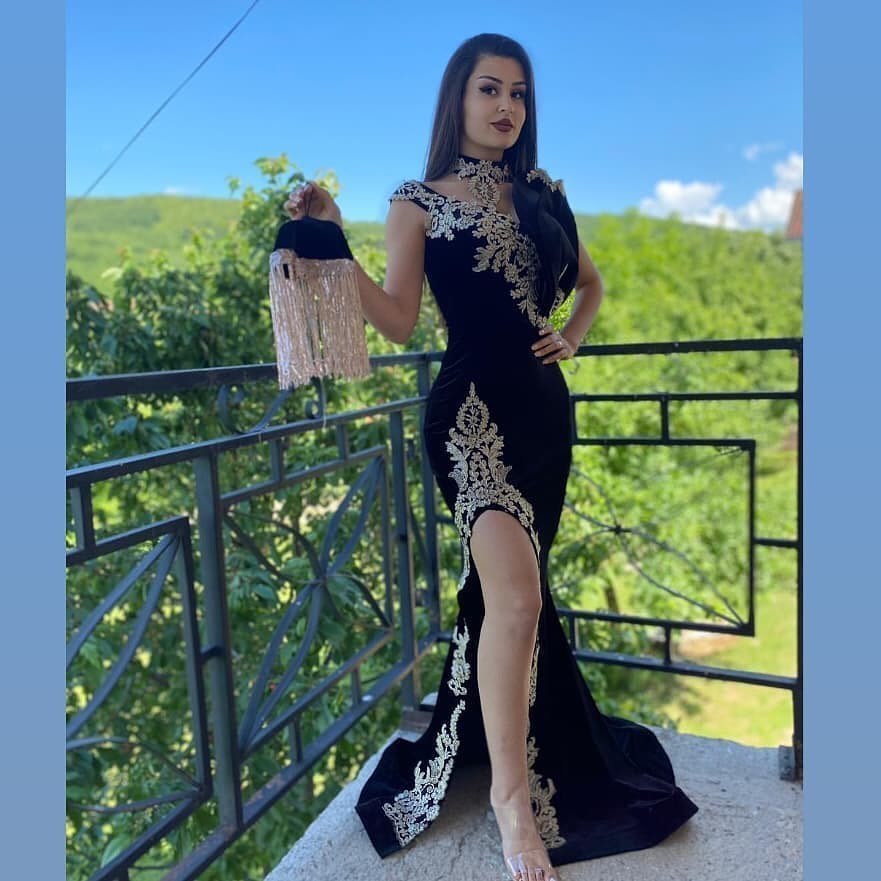 Robe de bal longue noire sirène en velours avec appliques en dentelle et col montant, fendue