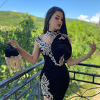 Robe de bal longue noire sirène en velours avec appliques en dentelle et col montant, fendue