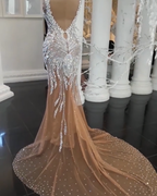 Abiti da sposa lunghi color champagne con scollo a V, perline, schiena scoperta e taglio sirena