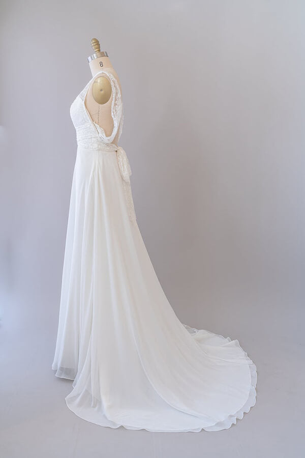 Abito da sposa lungo impero a linea ad A con scollo a V, pizzo, chiffon e schiena scoperta