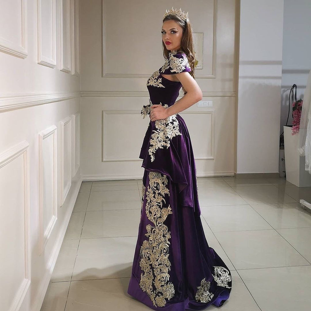 Robe de bal longue sirène en velours avec col montant, dentelle appliquée et dos nu