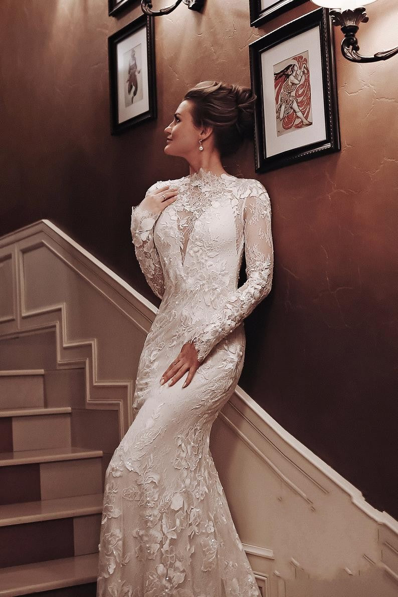 Abito da sposa lungo a sirena con collo alto, applicazioni in pizzo, schiena scoperta e maniche