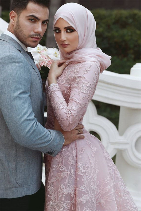Robe de bal longue sirène à col haut avec appliques en dentelle et manches