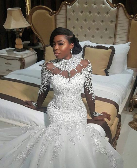 Vestido de novia largo de sirena con cuello alto, cuentas, apliques de encaje y mangas