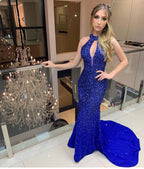 Robe de bal longue sirène en satin bleu royal à col haut et dos nu