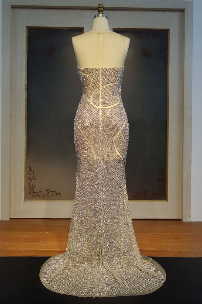 Abito da sera con scollo a illusione lungo a sirena, spacco frontale e paillettes