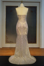 Abito da sera con scollo a illusione lungo a sirena, spacco frontale e paillettes