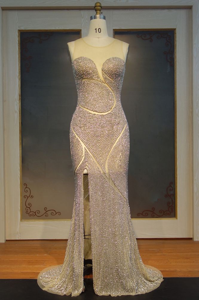 Abito da sera con scollo a illusione lungo a sirena, spacco frontale e paillettes