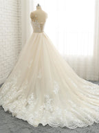 Vestidos de novia de tul con encaje y cola capilla con escote joya de sirena