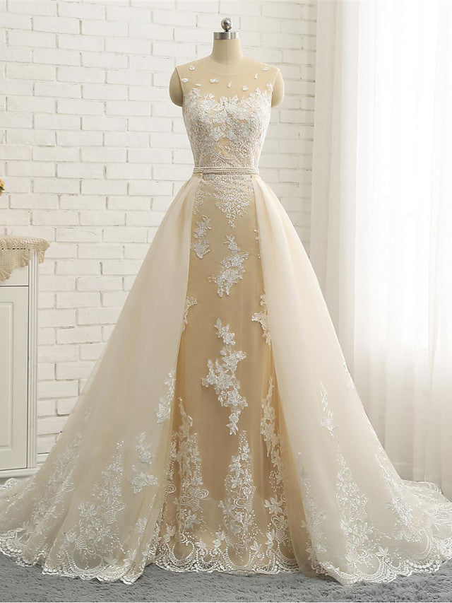 Vestidos de novia de tul con encaje y cola capilla con escote joya de sirena