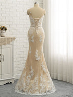 Vestidos de novia de tul con encaje y cola capilla con escote joya de sirena