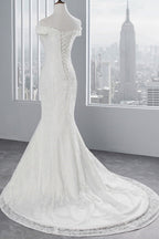 Abito da sposa lungo con spalle scoperte, pizzo a sirena e allacciatura frontale