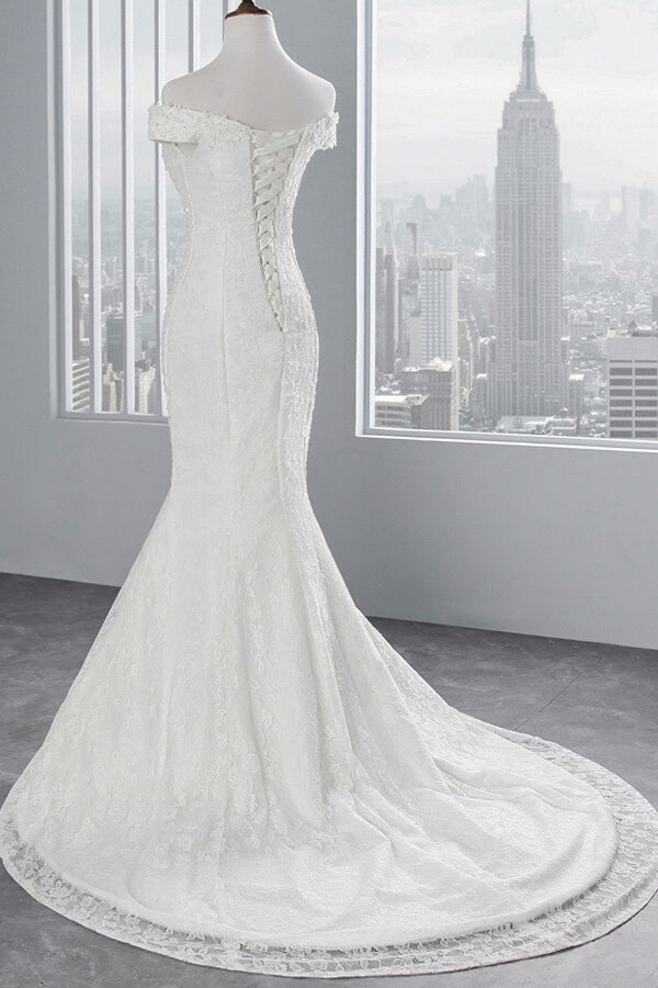 Abito da sposa lungo con spalle scoperte, pizzo a sirena e allacciatura frontale