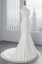 Abito da sposa lungo con spalle scoperte, pizzo a sirena e allacciatura frontale