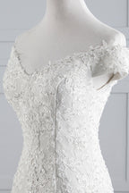 Abito da sposa lungo con spalle scoperte, pizzo a sirena e allacciatura frontale