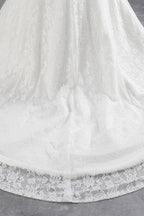 Abito da sposa lungo con spalle scoperte, pizzo a sirena e allacciatura frontale