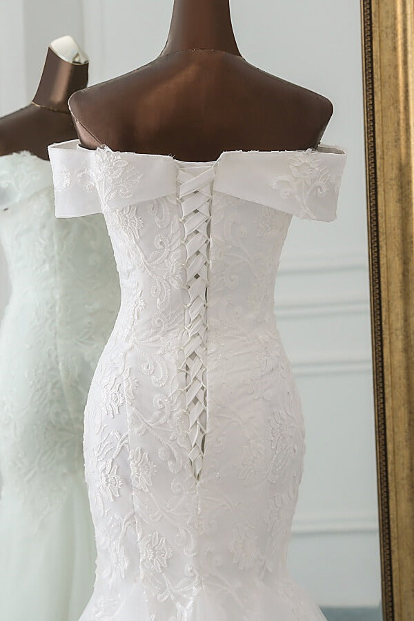 Abito da sposa lungo a sirena con scollo a barca, applicazioni in pizzo e tulle