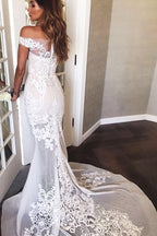 Abito da sposa lungo con coda a sirena, scollo a barca e applicazioni, strascico ampio