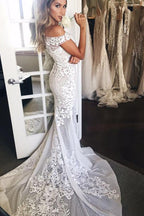 Abito da sposa lungo con coda a sirena, scollo a barca e applicazioni, strascico ampio
