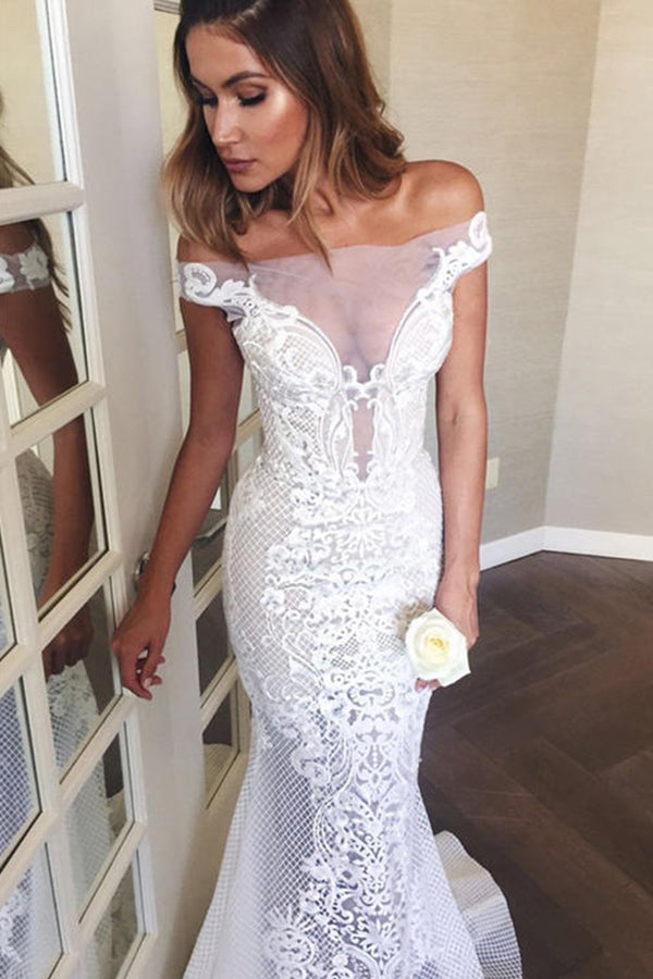 Abito da sposa lungo con coda a sirena, scollo a barca e applicazioni, strascico ampio