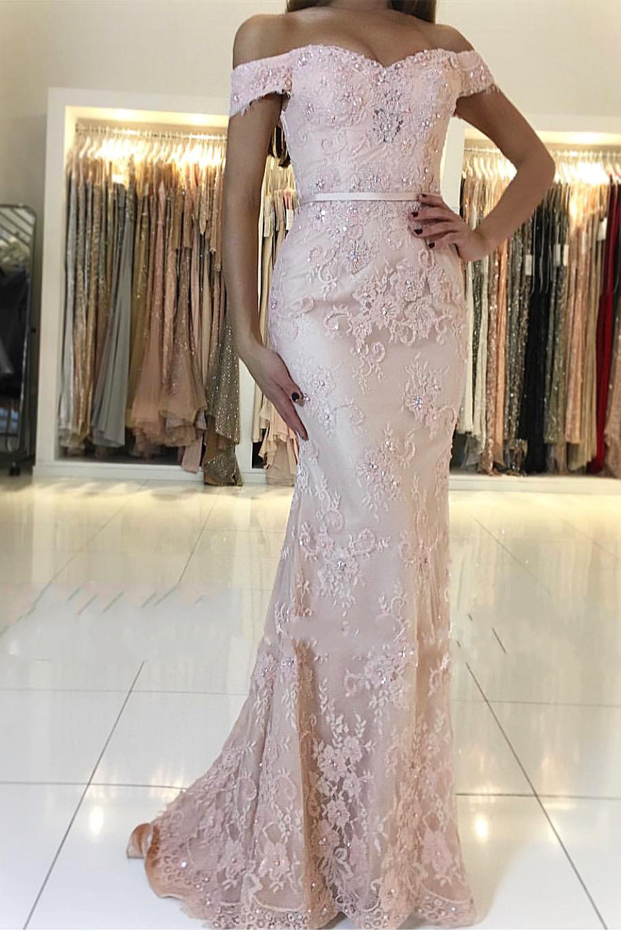 Robe de bal longue sirène en dentelle avec appliques, épaules dénudées et dos nu