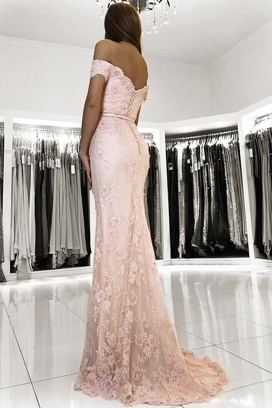 Robe de bal longue sirène en dentelle avec appliques, épaules dénudées et dos nu