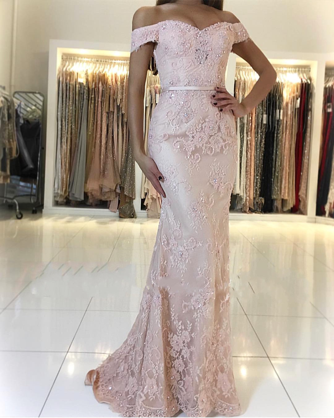 Robe de bal longue sirène en dentelle avec appliques, épaules dénudées et dos nu