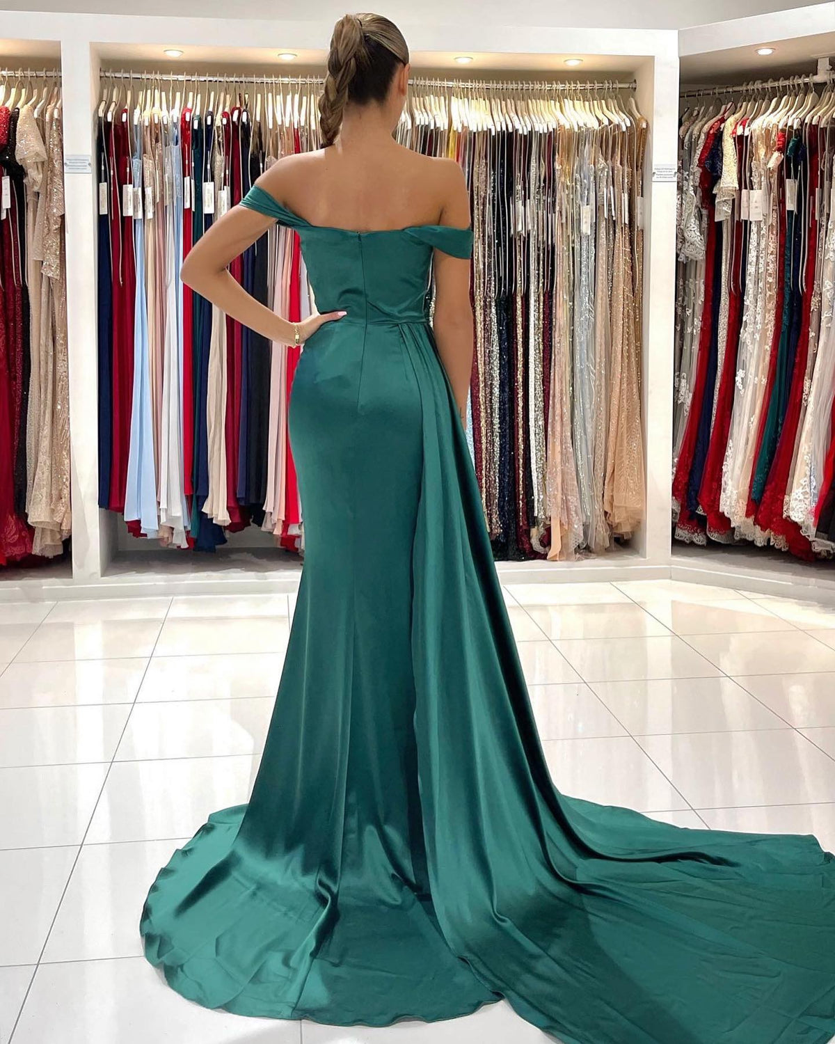 Robe de bal longue sirène à épaules dénudées, dos nu, fente avant avec traîne latérale