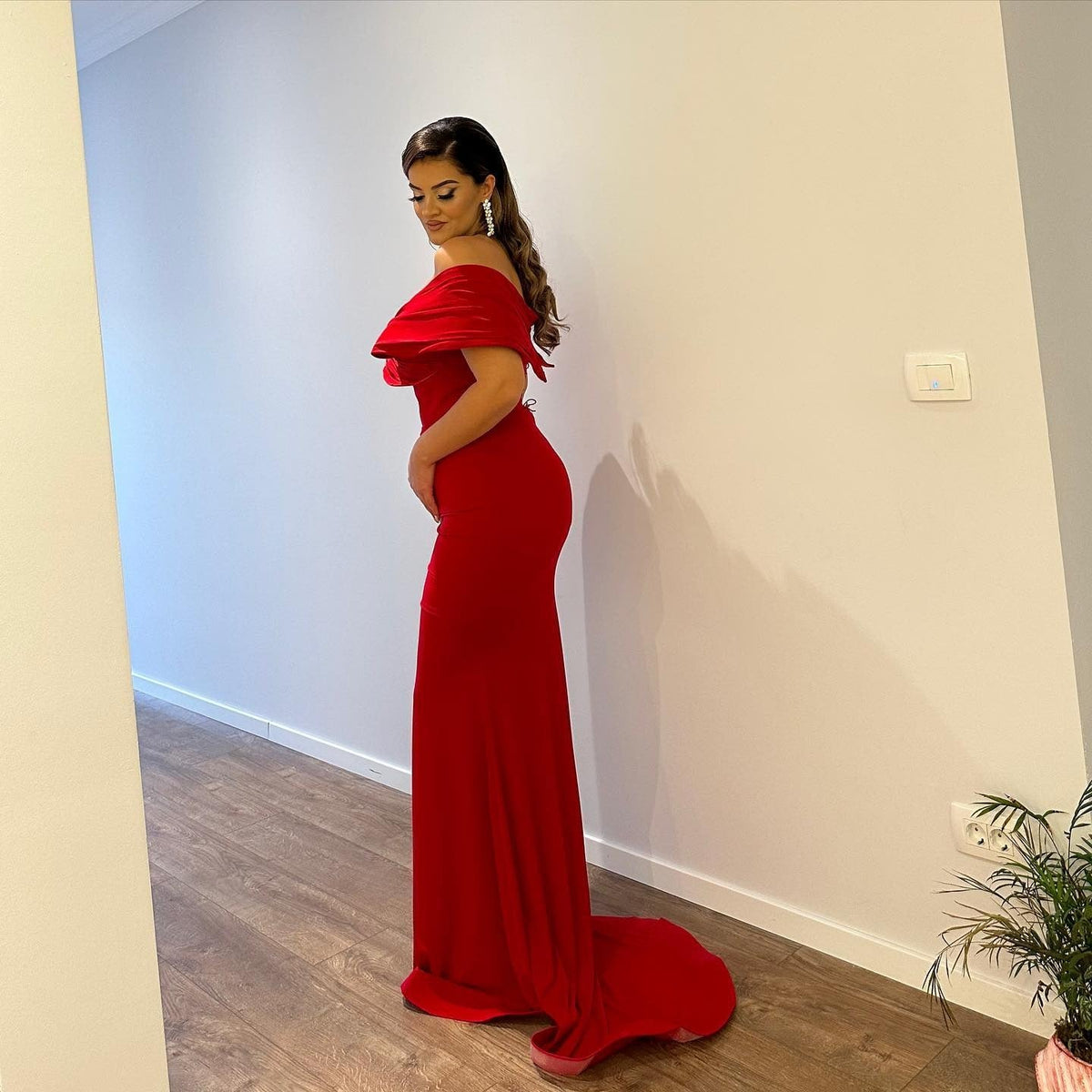 Vestidos de Baile Formais Vermelhos de Cetim com Ombros Descobertos e Fenda, Estilo Sereia Longo
