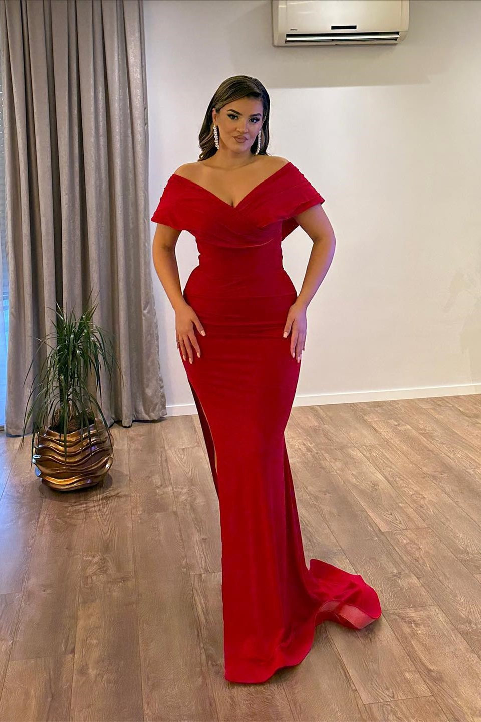 Vestidos de Baile Formais Vermelhos de Cetim com Ombros Descobertos e Fenda, Estilo Sereia Longo