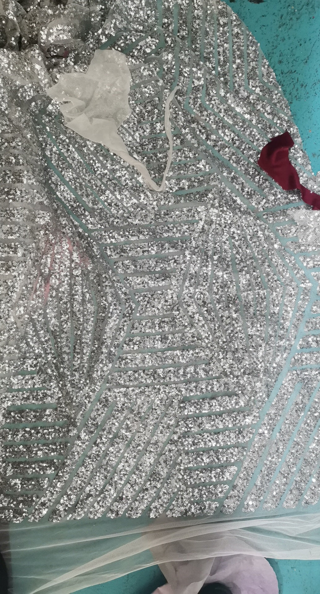 Vestidos longos de sereia com lantejoulas, ombros descobertos e mangas